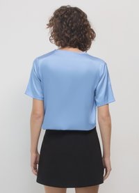 Calliope Camicetta - celeste