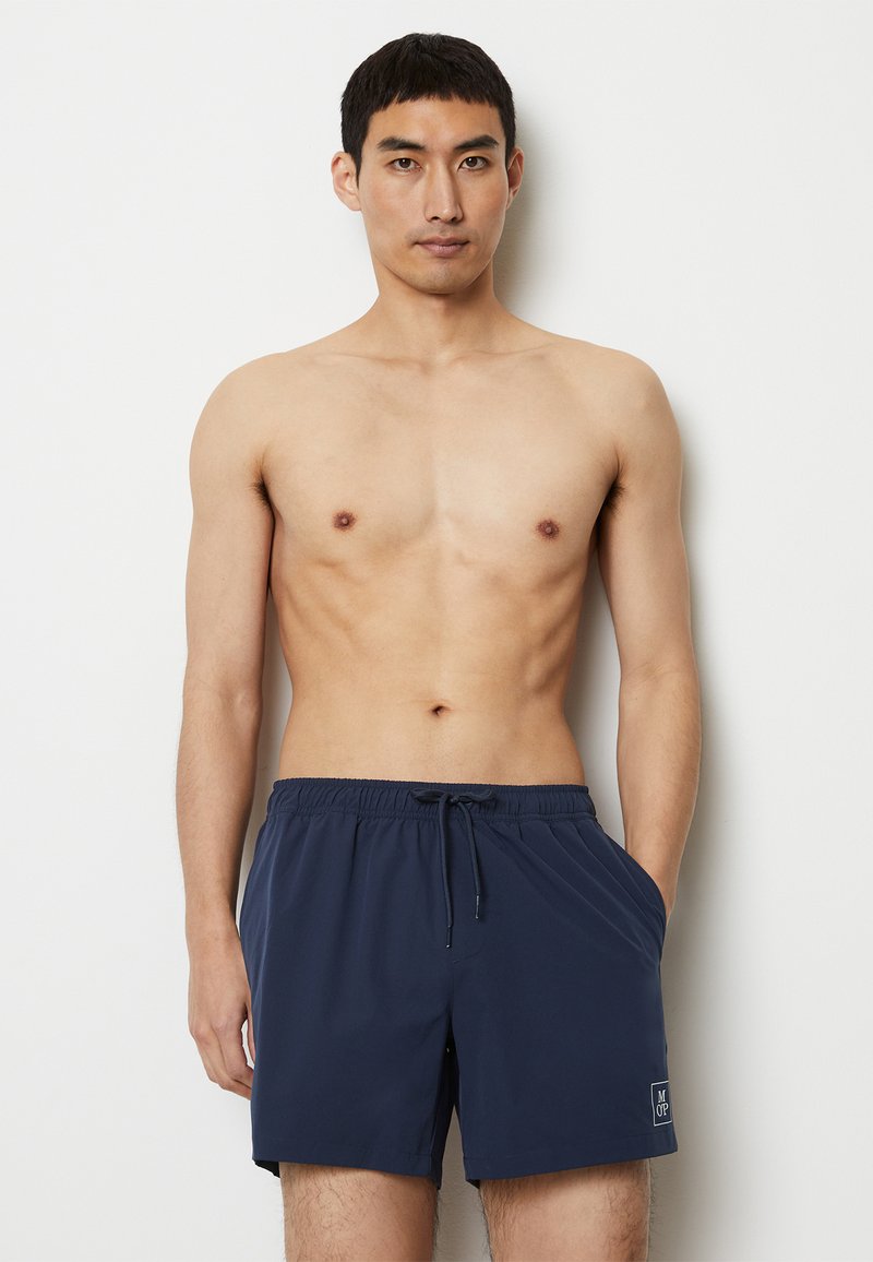 Pantaloni da nuoto navy realizzati in tessuto leggero, con vita elastica dotata di cordoncino, tasche laterali e un piccolo logo sull'orlo.