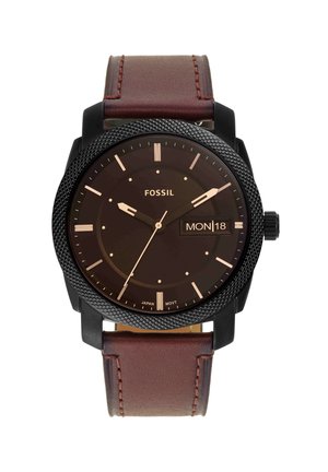 Heren Fossil analooghorloge met zwarte gestructureerde bezel, bruine wijzerplaat, dag-datumweergave en bruine leren band met stiksel.