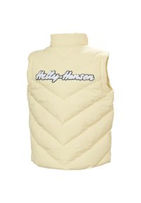 Pohodlná žlutá bezrukávová vesta s chevronovým vzorem, s černě vyšitým logem "Helly-Hansen" na zádech.