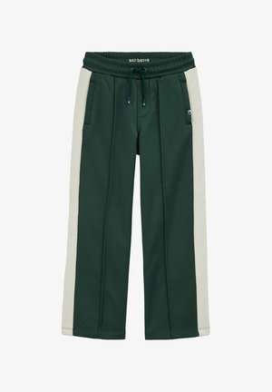 Pantalones deportivos verde oscuro con franjas laterales gris claro, cintura elástica, cordón ajustable y bolsillos frontales.