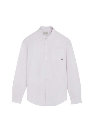 Camisa blanca de manga larga con botones y un bolsillo en el pecho que muestra un pequeño logo negro de calavera y huesos cruzados.