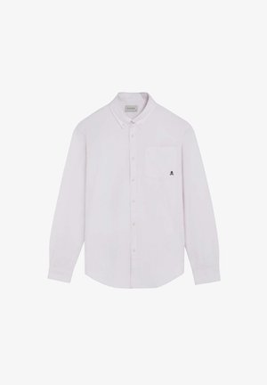 Chemise blanche à manches longues avec boutons et une poche poitrine présentant un petit logo noir de tête de mort et os croisés.