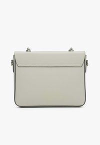 Světle šedá kožená kabelka s hladkým povrchem, obdélníkovým tvarem, klopovým uzávěrem a stříbrnými detaily. Okraje mají kontrastní tmavý lem.