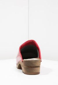 Sanita CLASSIC OPEN - Zuecos - red