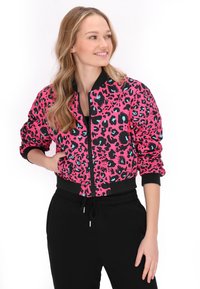 Pink bomberjakke med et dristigt sort og turkis leopardprint, ribbede manchetter og kant samt en fuld frontlynlås.
