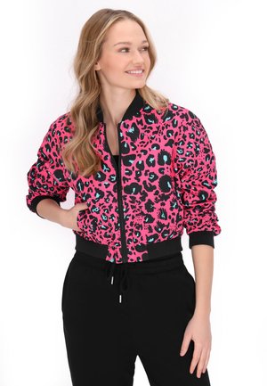 Pink bomberjakke med et dristigt sort og turkis leopardprint, ribbede manchetter og kant samt en fuld frontlynlås.