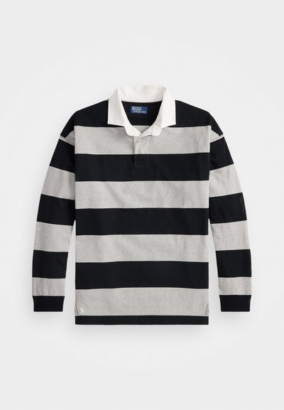 Camisa polo de manga larga a rayas negras y grises con un collar blanco y un pequeño logo en el dobladillo inferior. Material de algodón suave.