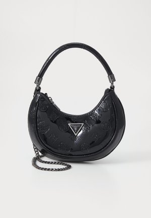 Błyszcząca, czarna torebka w kształcie półksiężyca, tłoczona z logo, wyposażona w zaokrąglony uchwyt, metalowy łańcuszek oraz trójkątną plakietkę z logo Guess.