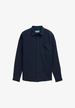 Námornícka dlhá košeľa s golierom na gombíky, prednou vreckom a hladkou textúrou. Obsahuje jediné vrecko na hrudi a gombíkové zapínanie.