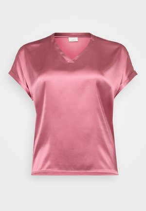 Top de manga corta y escote en V en satén rosa brillante, con puños enrollados y un corte relajado. Textura suave con un brillo sutil.