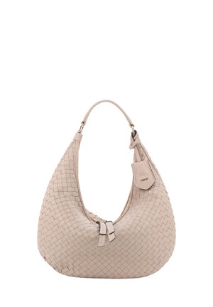 Gewebte Lederhandtasche in hellbeige, Huckepackform mit einem gebogenen Griff, ausgestattet mit einem kleinen Etikett mit Logo und subtilen Metallakzenten.