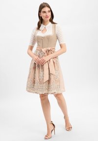 Dirndlkleid mit einem beigen Mieder mit Spitzenkragen, Schlüsselloch-Ausschnitt und einem rosa, bestickten ausgestellten Rock mit einem Satinschärpen.