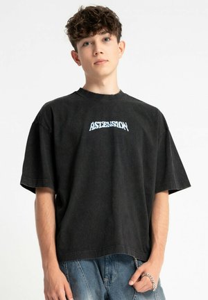 - T-shirt z nadrukiem
