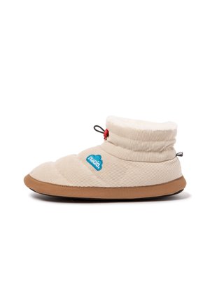 Botín de zapatilla de invierno beige con suela gruesa marrón, exterior acolchado suave, forro de forro polar blanco, logo azul de nube y cordón ajustable en el tobillo.
