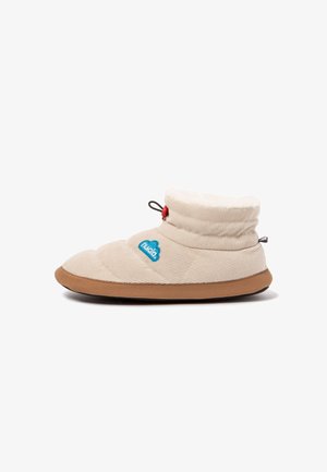 Botín de zapatilla de invierno beige con suela gruesa marrón, exterior acolchado suave, forro de forro polar blanco, logo azul de nube y cordón ajustable en el tobillo.