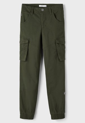 Pantaloni cargo verdi con tasche, realizzati in cotone. Presentano polsini elasticizzati e chiusura a bottone. Texture liscia, design casual.