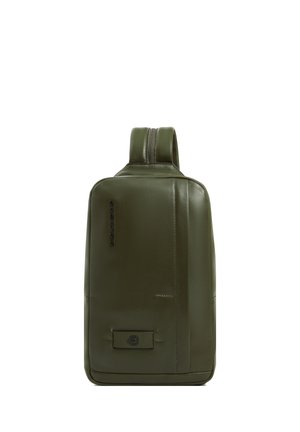 Kompakte olivgrüne Lederschultertasche mit einem verstellbaren Riemen und minimaler Markenkennzeichnung auf der Vorderseite.