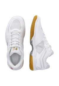 Vita sportskor i vitt med mesh-paneler, vadderad krage och gummisula med ett strukturerat mönster. Silverdetaljer och snörning fulländar designen.