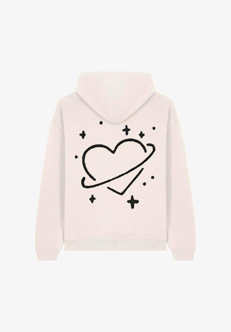 Haut à capuche beige clair avec poche avant, arborant un cœur noir brodé avec une bague et des étoiles au dos. Tissu doux et capuche avec cordon.