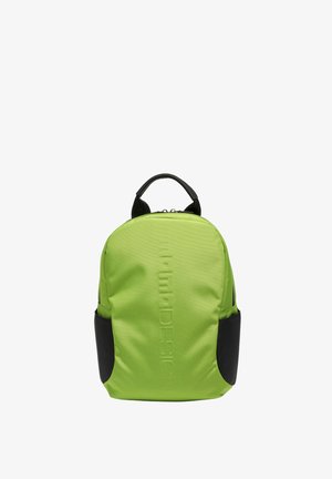 Zaino verde brillante con tasche laterali nere e manico, con nome del marchio in rilievo verticale sul pannello frontale.