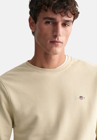GANT SHIELD C NECK - Sweatshirt - silky beige