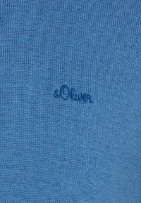 Blauer Strickpullover mit texturiertem Finish und dezentem gesticktem Logo in der linken unteren Ecke. Glatte Stoffqualität.