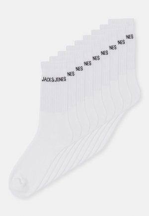 Weiße Baumwoll-Crew-Socken mit geripptem Muster und schwarzem "JACK & JONES"-Logo am Bündchen, in einer Reihe gestapelt.