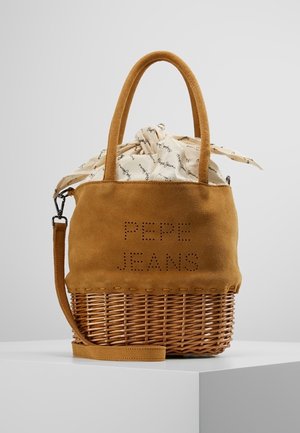 Handtas van beige suède en riet met geperforeerd "Pepe Jeans"-logo, stoffen trekkoordsluiting, bovenhandvatten en afneembare schouderriem.