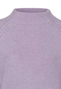 Helles lavendelfarbenes Strickpullover mit hohem Kragen und gerippter Textur. Verfügt über Raglanärmel und subtile Musterakzente entlang des Ausschnitts.