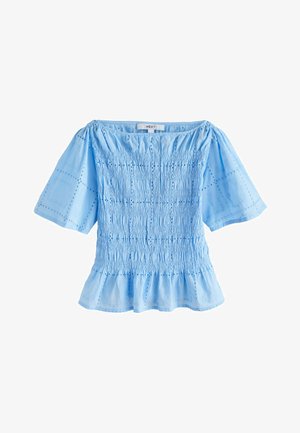 Lichtblauwe off-shoulder top met korte, pofmouwtjes. Heeft een gerimpelde structuur, geborduurde details en een uitlopende peplumzoom.