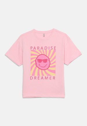 Ροζ μπλουζάκι με κοντά μανίκια, με κίτρινο σπειροειδές σχέδιο, ένα χαμογελαστό πρόσωπο που φοράει γυαλιά ηλίου και την επιγραφή "ΟΝΕΙΡΟΠΟΛΟΣ ΤΟΥ ΠΑΡΑΔΕΙΣΟΥ" σε ροζ.