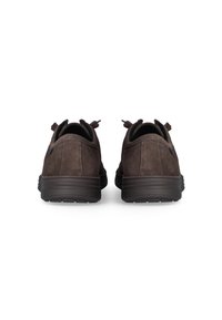 Scarpe in suede marrone con punta arrotondata, suola in gomma bassa e dettagli minimi. Presentano due anelli sul tallone per una facile calzata.