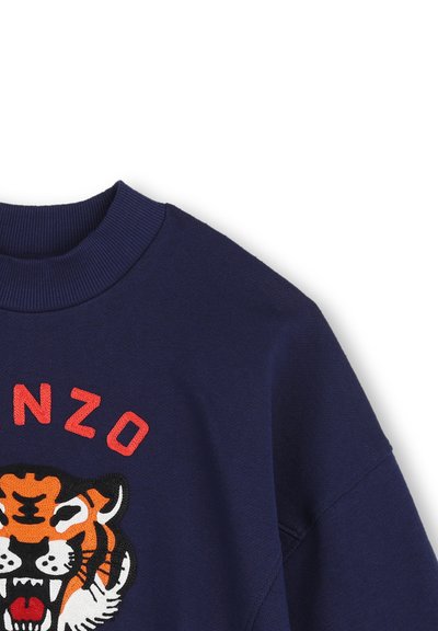 Granatowa bluza z prążkowanym dekoltem, z wyrazistym pomarańczowym nadrukiem tygrysa i czerwonym napisem "KENZO".