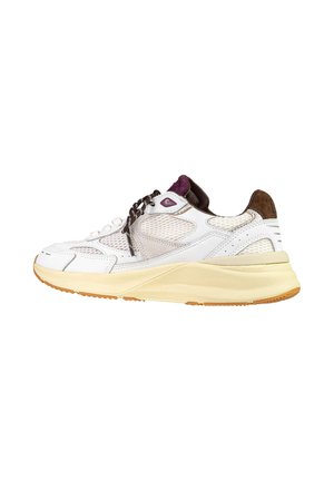 Witte sneaker met beige zool, mesh- en leren panelen, zwart-witte veters en donkerpaarse en bruine accenten, gezien van de zijkant.