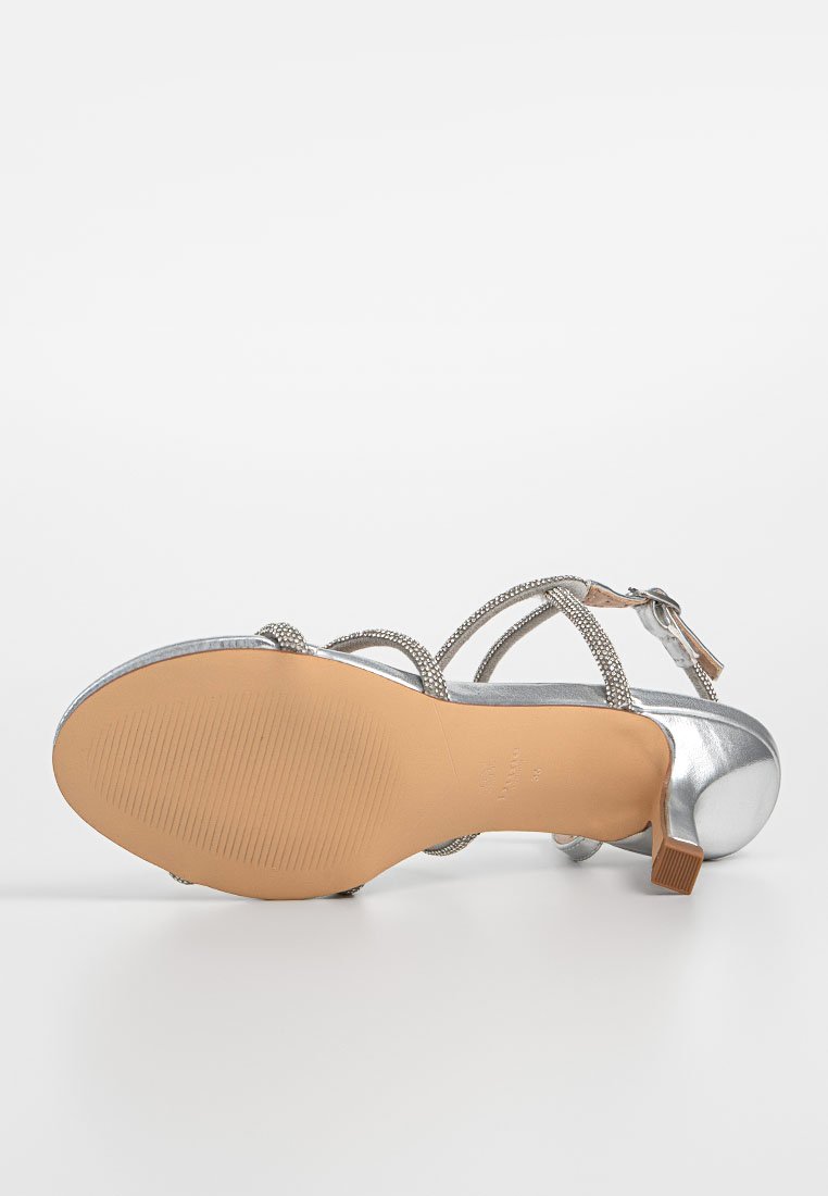 Zilveren hoge hak sandaal met een gestructureerde zool, dunne banden versierd met kleine rhinestones en een stabiel blokhak ontwerp.