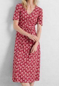Rotes Kleid mit Blumenmuster, kurzen Ärmeln, V-Ausschnitt und gerafftem Taillenbund. Hergestellt aus weichem Stoff mit leichtem Textur.