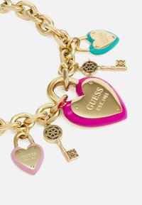 Bracciale in catena dorata con lucchetti a forma di cuore colorati in rosa e turchese, e charm a forma di chiave decorativi.