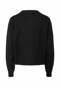 Črni pleten pulover z ovratnikom, padajočimi rameni, dolgimi rokavi in kratko spodnjo robno linijo. Gladke teksture brez vidnih vzorcev.