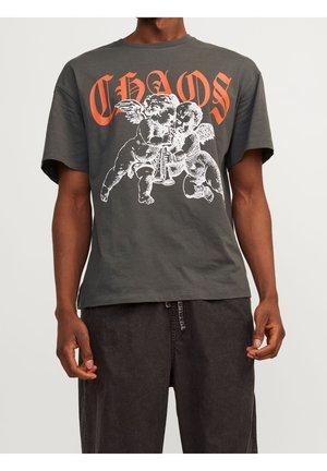 T-shirt en coton gris avec un imprimé graphique de chérubins et le mot "CHAOS" en lettres orange gras. Manches courtes, coupe décontractée.