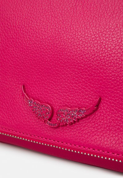 Fuchsia Lederhandtasche mit strukturiertem Oberflächen, silbernem Reißverschluss und einem dekorativen flügelförmigen Akzent mit eingelassenen Strasssteinen.