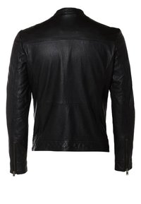 Svart läderjacka med en slät yta, figurnära design och dragkedjegjorder. Bakåtsidan visar minimalistiska sömmar och inga ytterligare detaljer.