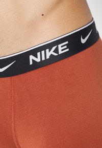 Nike Underwear TRUNK 3 PACK - Cuecas boxer - redstone/khaki/anthracite