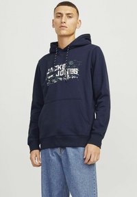 Jack & Jones - JCOOUTDOOR LOGO  - Felpa con cappuccio - navy blazer Immagine in miniatura 1