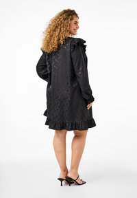 Zizzi MIT LANGEN ÄRMELN UND RÜSCHEN - Blusenkleid - black