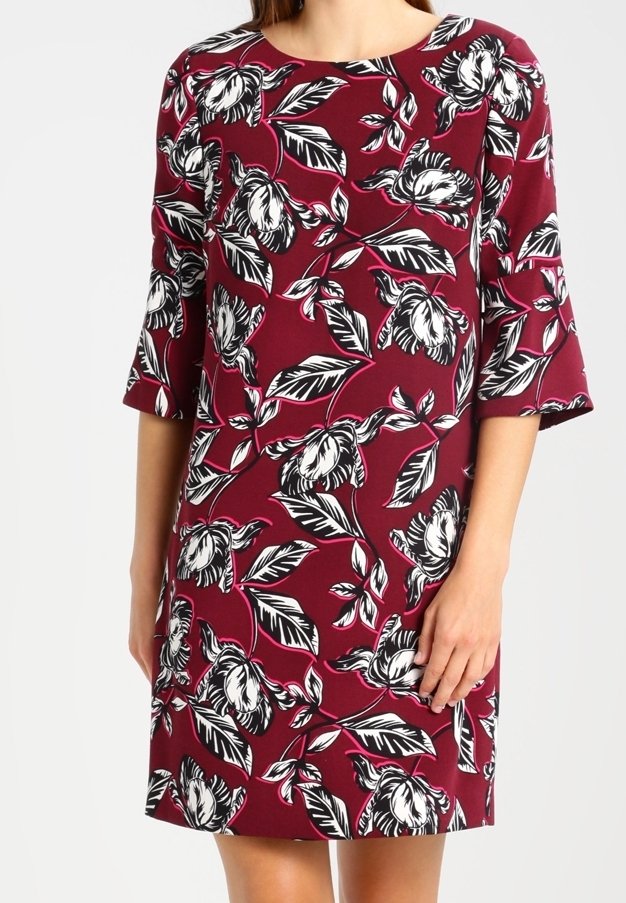 Robe à manches courtes en tissu bordeaux avec un motif floral noir et blanc. Coupe droite avec un col rond. Texture lisse.