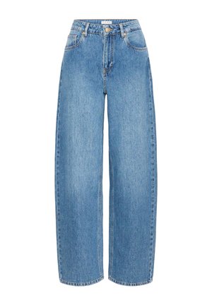 Világoskék, magas derekú egyenes szárú farmernadrág elülső zsebekkel, övbújtatókkal és gombos lezárással.