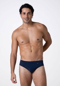 Slip blu navy realizzati in tessuto morbido. Presentano una vita liscia con una piccola etichetta del marchio. Design classico con dettagli di cucitura minimal.