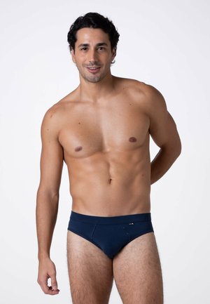 Slip blu navy realizzati in tessuto morbido. Presentano una vita liscia con una piccola etichetta del marchio. Design classico con dettagli di cucitura minimal.