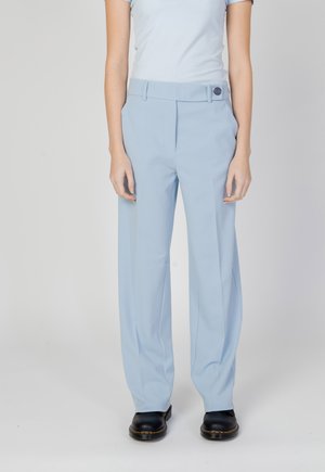Pantaloni azzurro chiaro con gamba dritta e vestibilità sartoriale, tasche laterali e dettaglio bottone in vita, realizzati in un tessuto liscio.